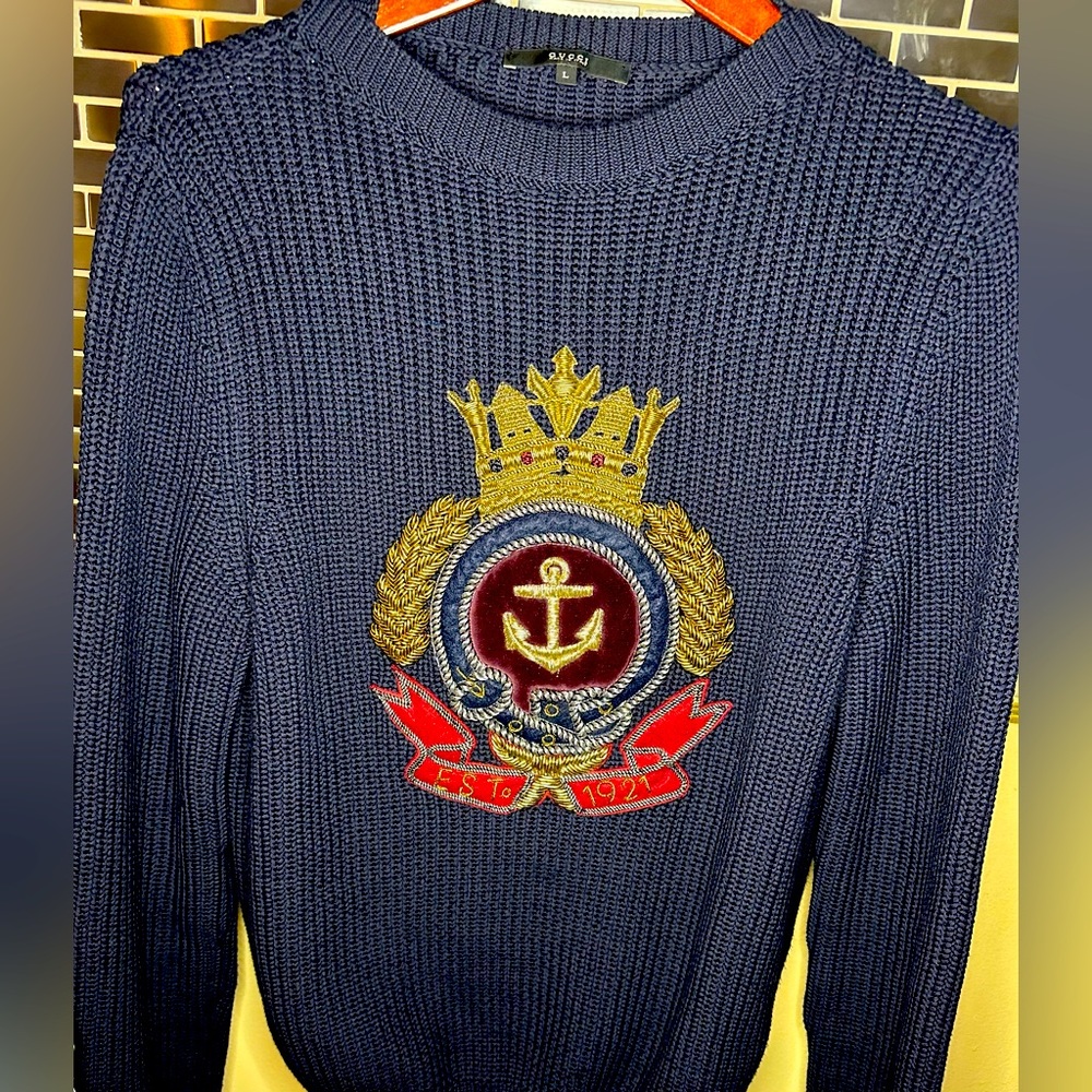 Men’s Gucci Sweater big 3D embroidered crest in the front navy blue US Large